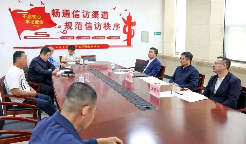 老颜武到市信访局接访.jpg