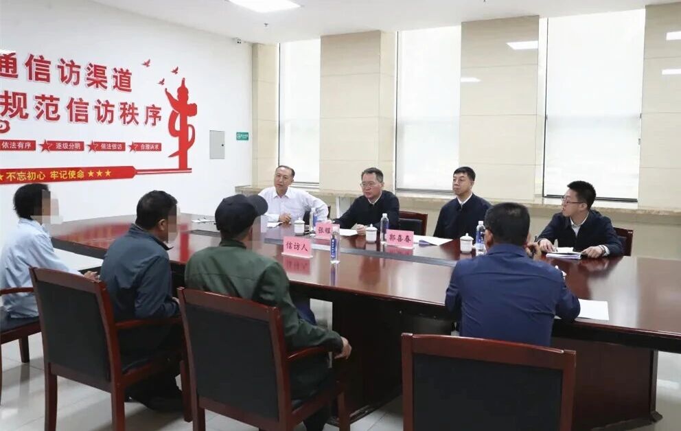 张耀鼎到市信访局接访.jpg